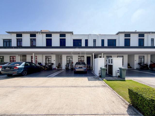 NICE UNIT | Townhouse Regent Garden, Eco Grandeur Puncak Alam 1