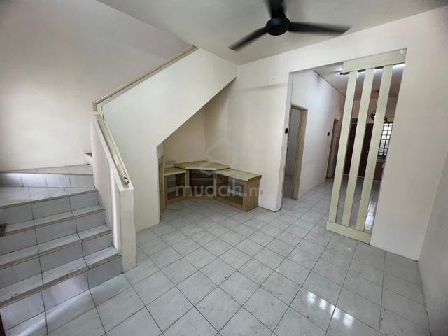 Double Storey House Jalan Lembing 3Bedroom Low Rental Area Ulu Tiram 1