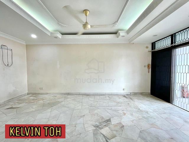 2 STOREY TERRACE LA 1800sf BASIC RENO  LONG CAR PORCH EXTRA COMPOUND 1