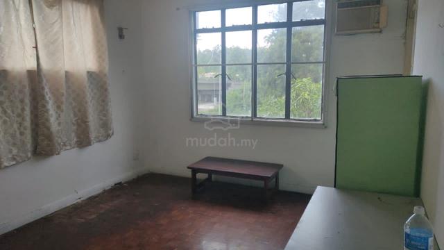 unfurnished room 1