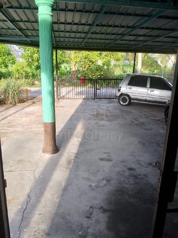 Berdekatan jalan raya utama 1