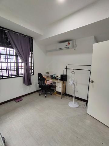 Tampoi Area Three Storey house Master bedroom for rent 1