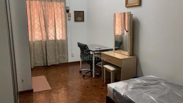 KOZY room for MALE w ATTACH SHARING BATHROOM behind Paradigm Mall, PJ 1