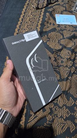 Samsung Z Flip 7 (under warranty) - photo 5 of 6