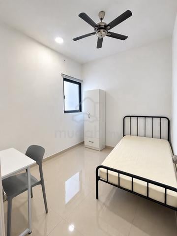 【 Female Unit 】Medium Room For Rent @ Sungai Ara 1