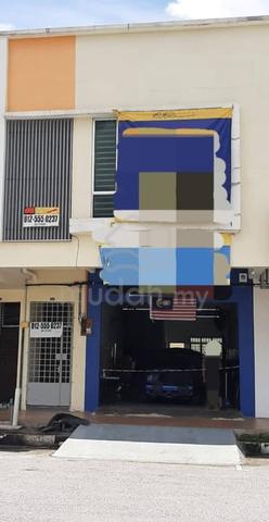 First Floor Showroom and Office space With Fitted Alloy Grill 1