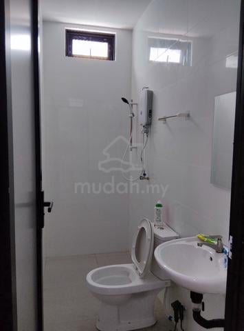 Master bedroom (Aircon) with private bathroom attached for rent 1