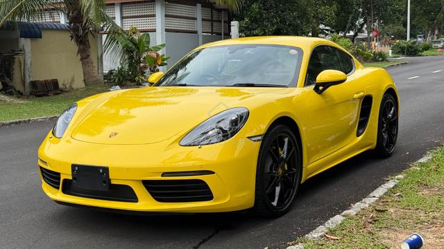 Rare Racing yellow 2021 Porsche 718 2.0 CAYMAN - 2