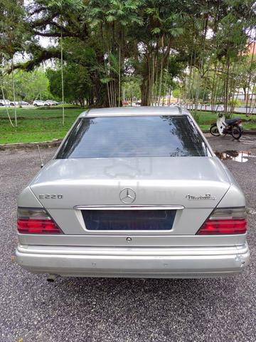 Mercedes Benz E220 2.2 (A) - 2