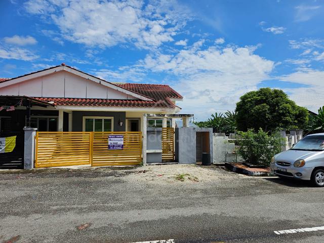 Rumah Semi-D setingkat untuk dijual. Lebihan lot tepi yg sangat luas. 1