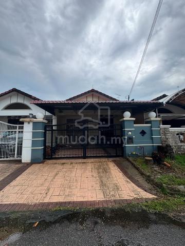 Taman Molek 1.5 Storey Terrace For Rent 1