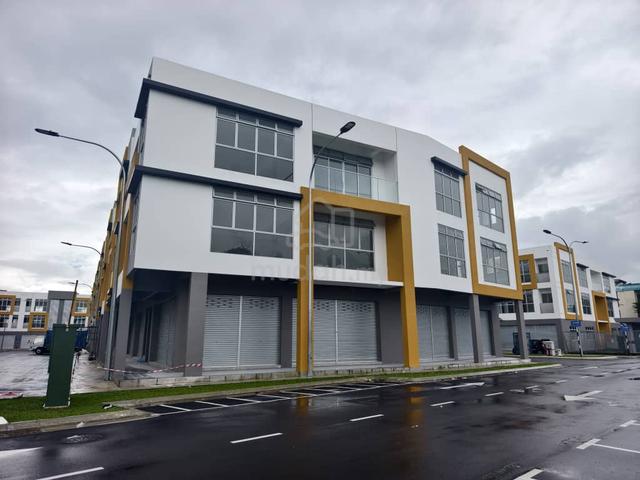 Molek Hub Facing Main Road Corner lot 2nd floor for rent Taman Molek 1