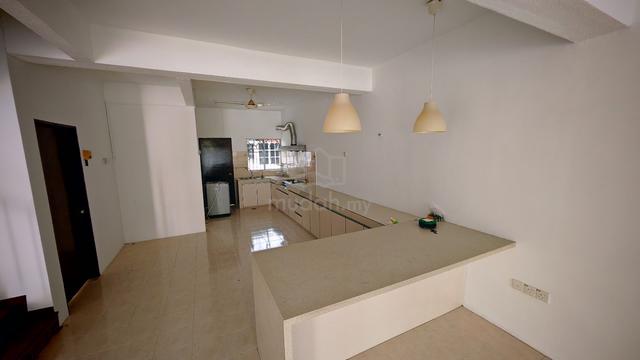 Clean unit at Bukit Rimau 4 rooms partly furnished 1