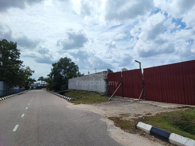 Empty land size 21,000 for lorry parking or any 1