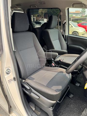 Toyota Voxy Valvematic 8 Seater MPV - 3