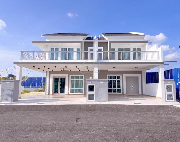2mins to Supermarket Complete Unit Freehold G&G Double Storey Cheng 1