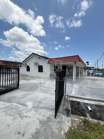 Pekan Nanas Corner house for rent Taman Emas Merah 1