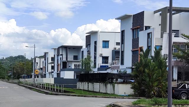 3 Storey Terrace House Putra Pogun 5 Bedroom 2