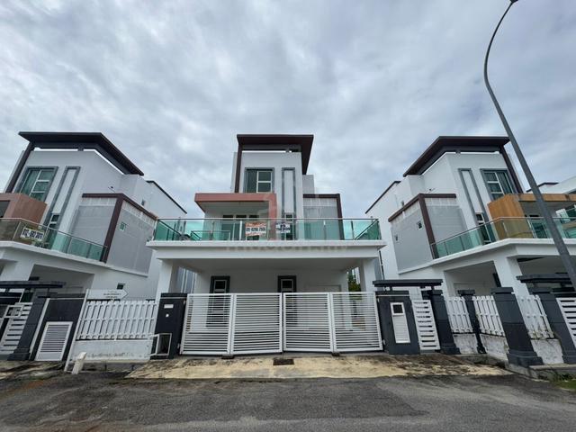 GATED & GUARDED! 3 Storey Bungalow Kayangan Villa, Klebang Melaka 1