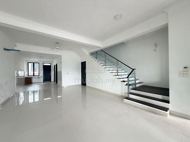 Bandar kinrara , irama , puchong , selangor 2 storey house super cheap 1