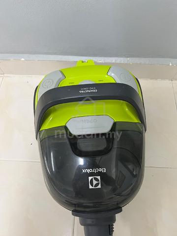 Electrolux CompactGo Cyclonic Vacuum - photo 2 of 6