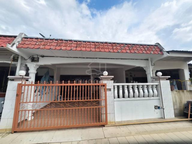 Well-maintained terrace house in a convenient location. Spacious livin 1