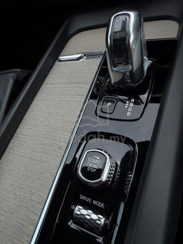 2019 Volvo XC60 2.0 T8 INSCRIPTION PLUS Und WRRNTY - 4