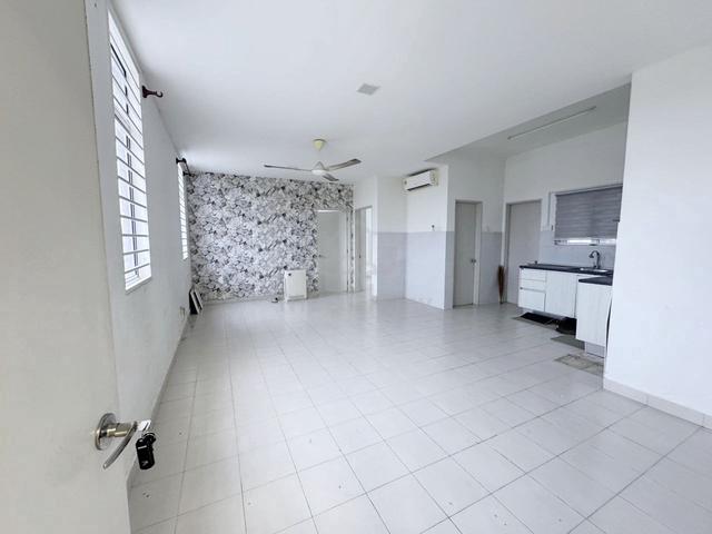 Booking RM1000 Renovated Townhouse Eristana Saujana Utama Sungai Buloh 1