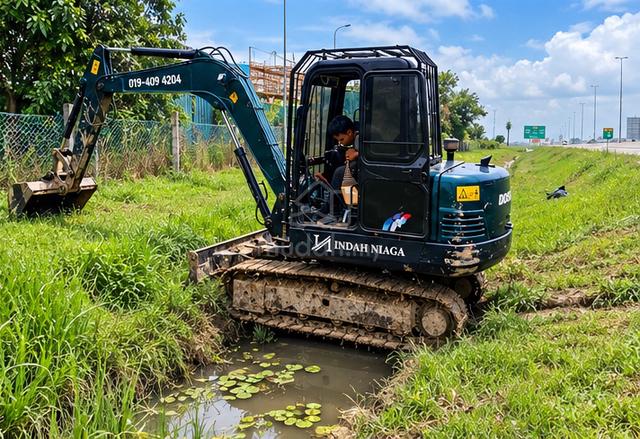 Sewa Mini Excavator 5 ton - photo 5 of 6