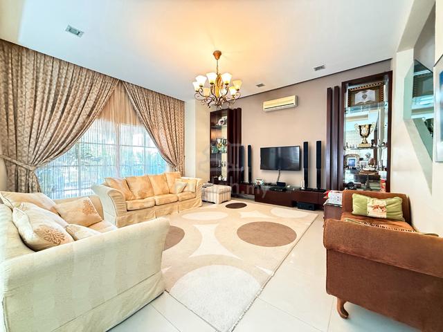 Fully RENOVATED! 2.5 Storey Bangalow, Le Putra Avenue, Seri Kembangan 1