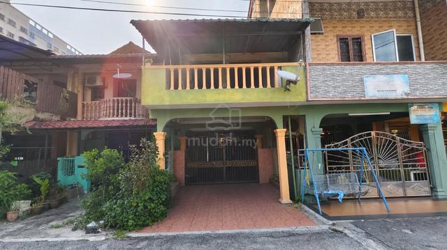 Extra parking depan rumah &Renovated 2Sty Tmn Medan Pjs 2 PJ For Sale 1