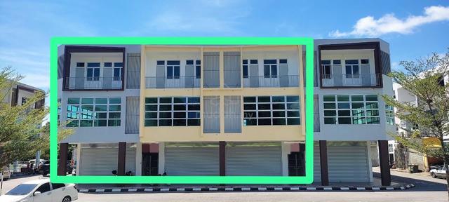 3 storey adjoining shoplot facing main road at siniawan near bau 1