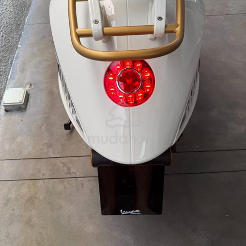 Vespa 946 Christian Dior Limited Edition - photo 18 of 20
