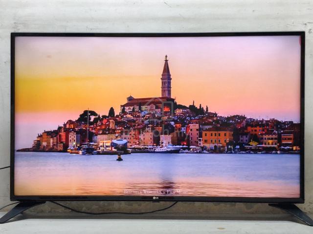 LG 49" Smart 4K ultra HD LED TV good condition  - photo 4 of 6