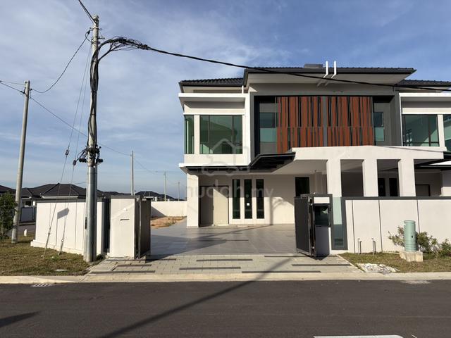 TMN TASIK INDAH Kluang Cluster House- Corner Unit -Long Car Porch 1