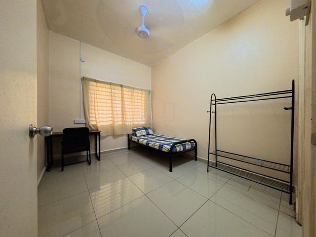 Bilik Sewa Lelaki | Single Room | Dalam Kampung Pulau Indah 1