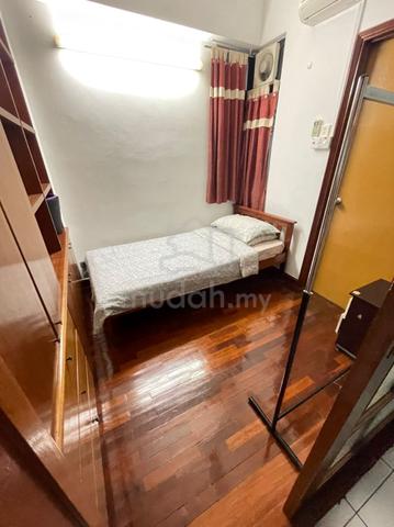 Bistari attach bath Small Master Room PWTC LRT MRT Bus HKL TRX 1