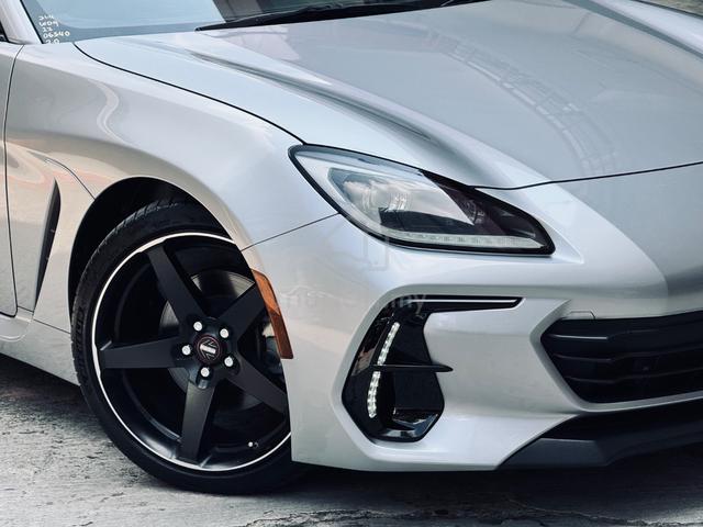 2022 Subaru BRZ 2.4L (M) 10K KM 18”Momo rim - 2