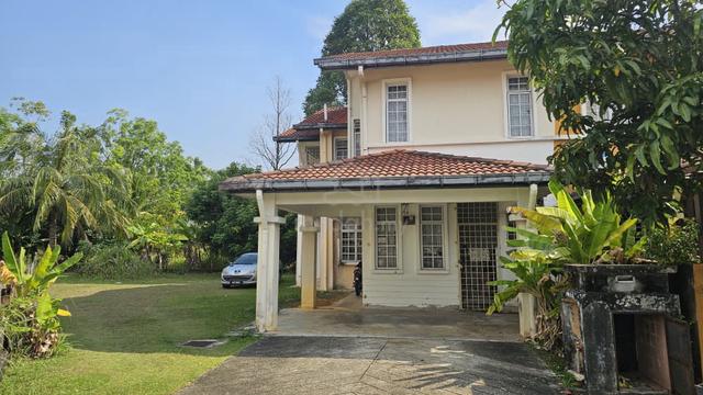 Corner  [4R3B] Enstek Nilai Tanah Luas [Corner Lot] near Kota Seriemas 1