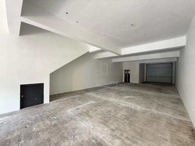 Facing Road 22x75 Ground floor shop Bandar Puteri 5 Puchong Jaya 1