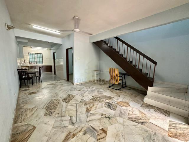 Double storey Puchong Jaya P/ FURNISHED Kit cabinet 2 PARKING Near LRT 1