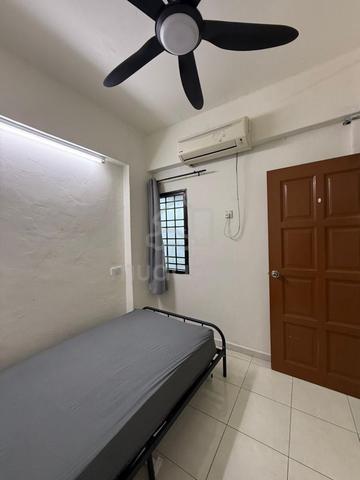 Vista condo small room for rent / female only 1