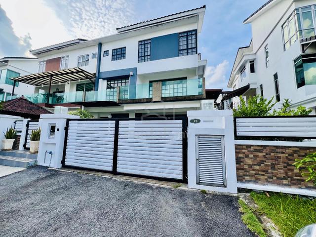 RENOVATED 2.5 Storey Semi D Saujana Villa, Kajang 1