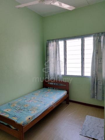 Upstairs middle room sharing bathroom 1