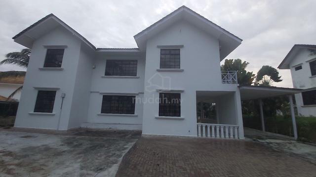 Cozy Double Storey Bungalow House Near Airport & IOI Mall 1