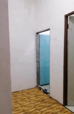 Rumah 3 bilik Atas kedai 4