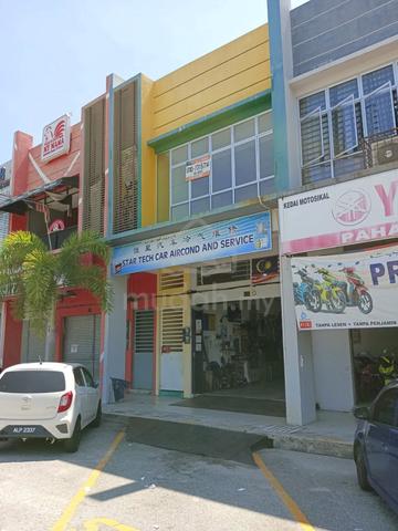 Kedai Tingkat Atas di Tanjung Lumpur, Kuantan 1