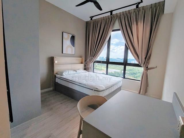 Female unit master room available walking distance to MRT Putra Permai 1