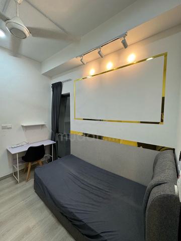 Single, Middle，Balcony and Master Room at The Holmes 2 Walking to LRT 1
