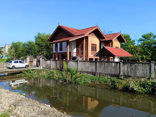 Banglo 2 Tgk, Ada Kolam Mandi, Tanah Besar, Sg. Derhaka, K. Terengganu 1